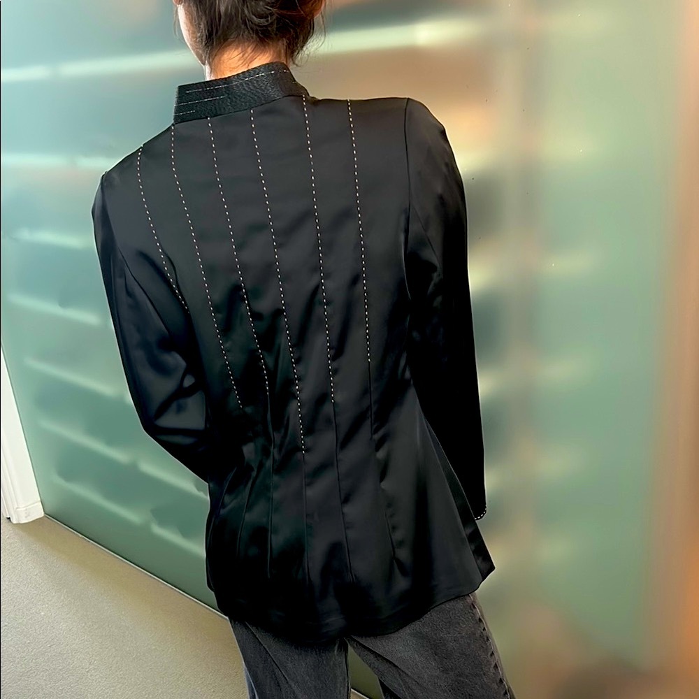 Elegant Vintage Black Blazer with Stitch Detailing